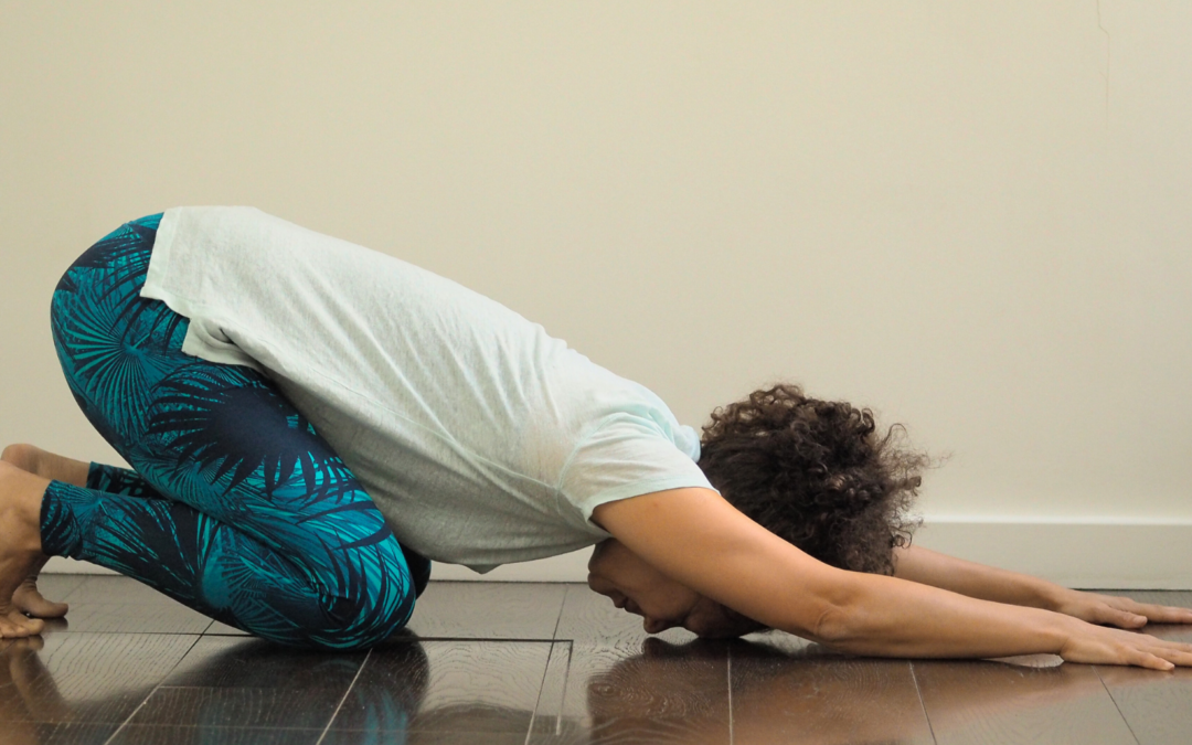 Yin Yoga sans équipement : astuces pour remplacer bolster, briques et sangles